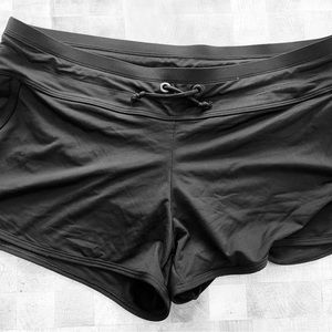 Athleta Surge Swim Shorts size Medium in Black.